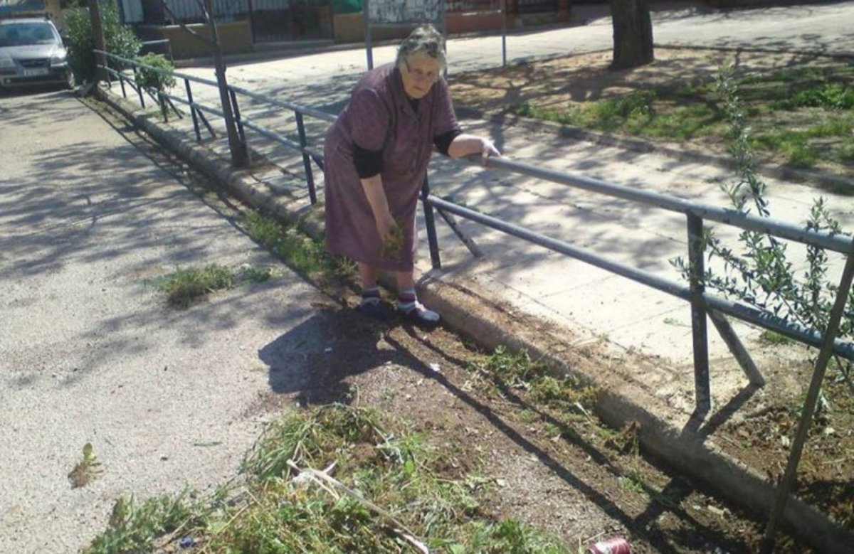 Χίος: Αυτή είναι η γιαγιά που καθαρίζει επί 33 χρόνια τον δρόμο που περνάει ο Επιτάφιος [pics]