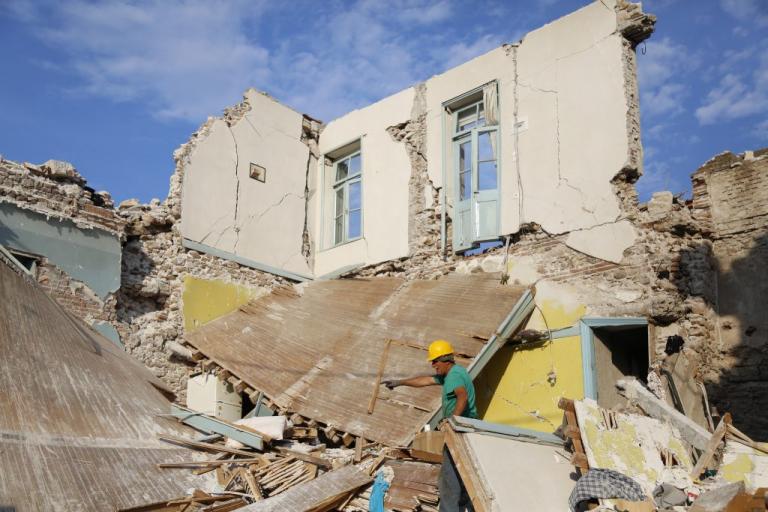 Λέσβος: Περιφορά της εικόνας του Αγίου Γεωργίου στην σεισμόπληκτη Βρίσα – Ερειπωμένα σπίτια παντού!