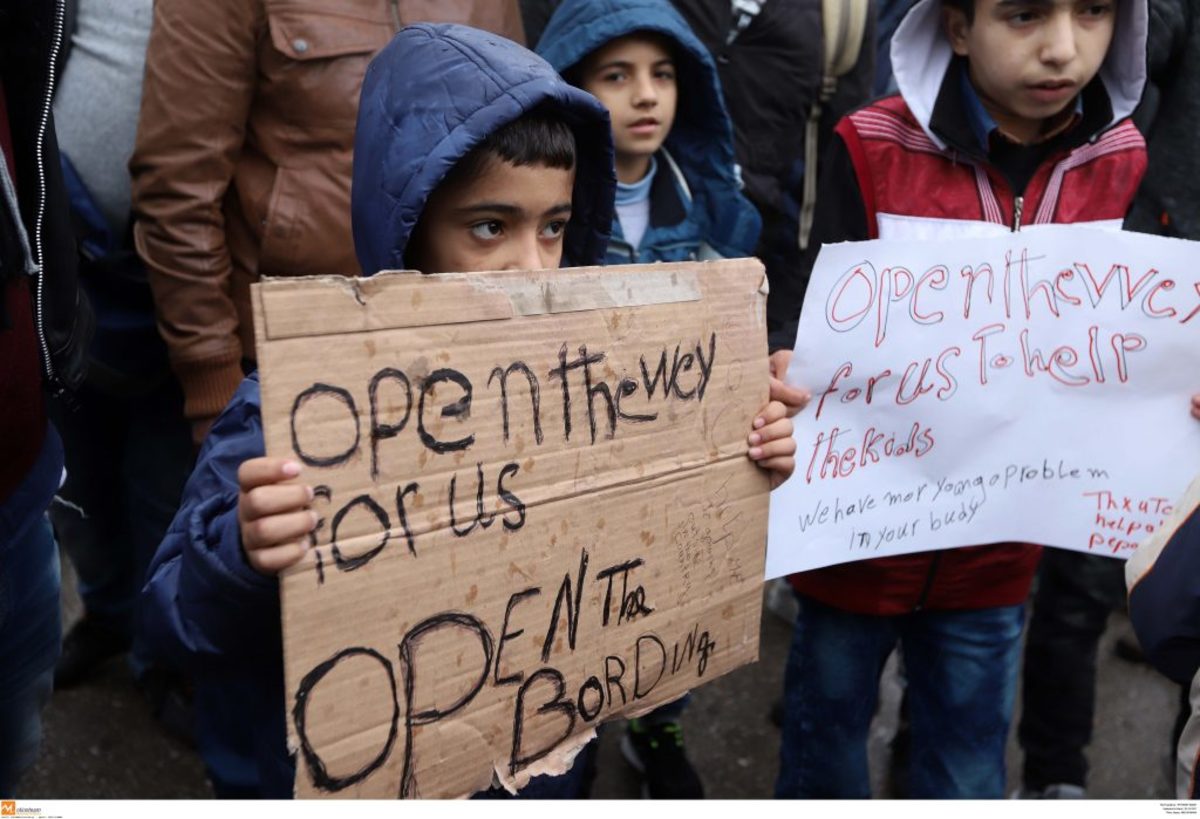 Μυτιλήνη: Υπαίθριος καταυλισμός στην πλατεία Σαπφούς από πρόσφυγες και μετανάστες – Η στάση της αστυνομίας!