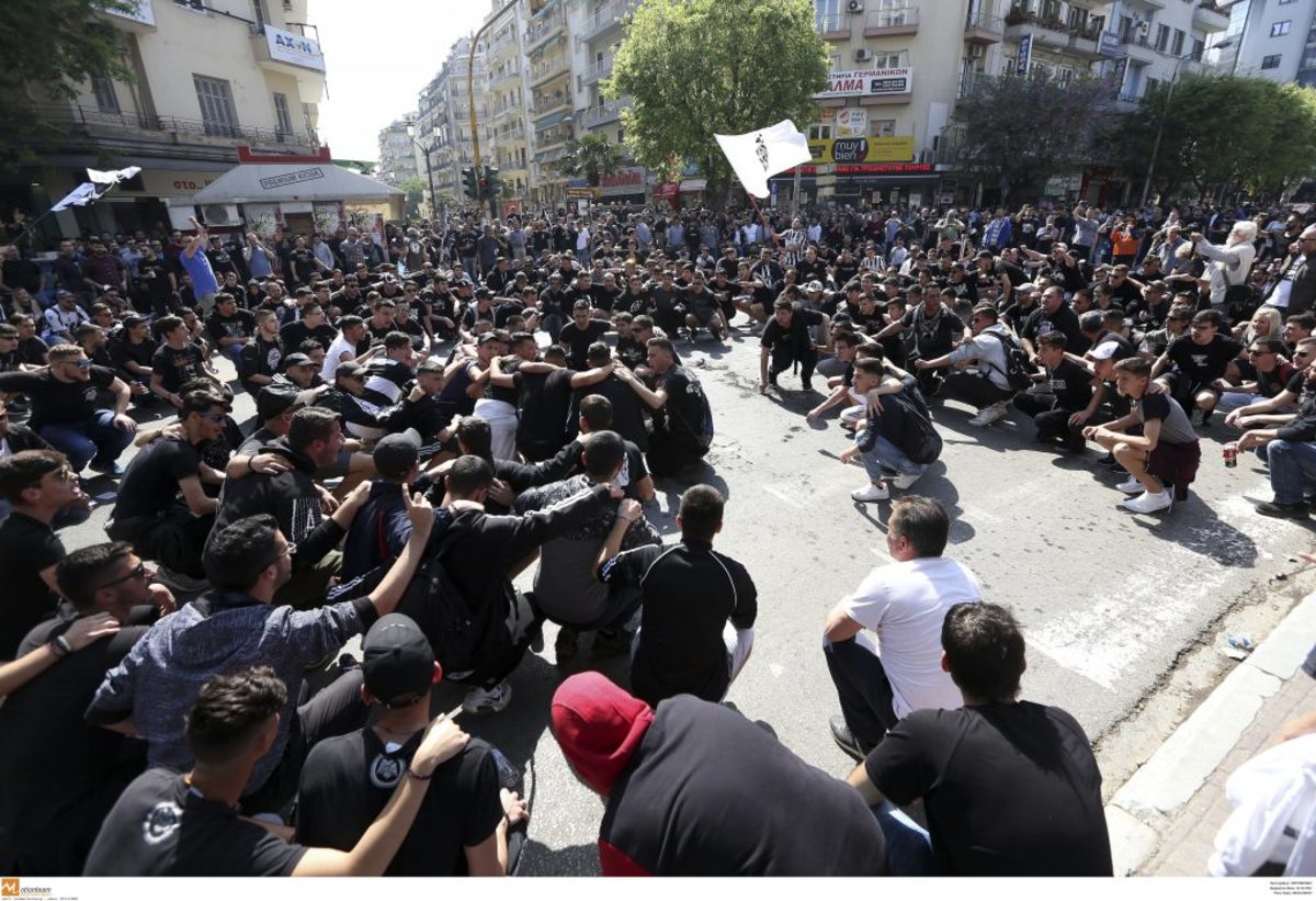 Στα “ασπρόμαυρα” η Καμάρα! Συλλαλητήριο οπαδών του ΠΑΟΚ και πορεία προς την Τούμπα [pics, vids]