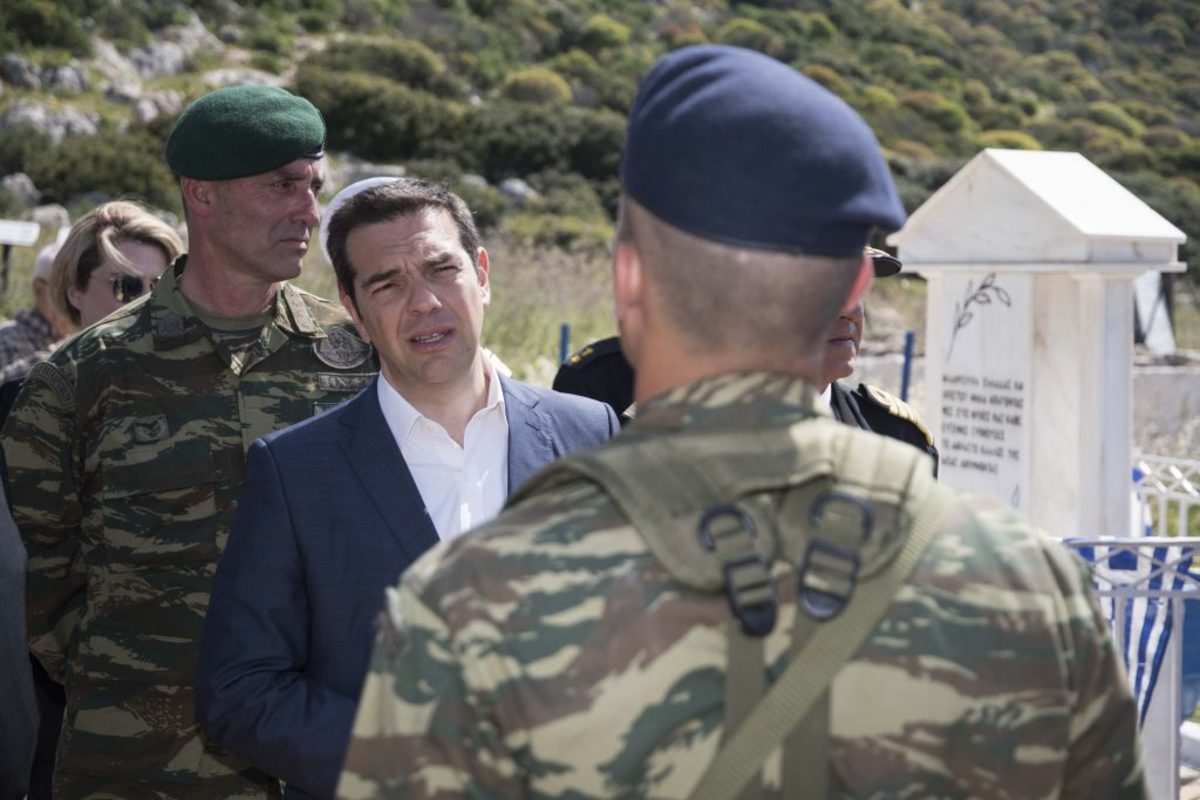 Καστελόριζο: Οι στρατιώτες που παρουσιάστηκαν στον Αλέξη Τσίπρα προκάλεσαν χαμόγελα – Οι ερωτήσεις του αρχηγού ΓΕΕΘΑ [pics]