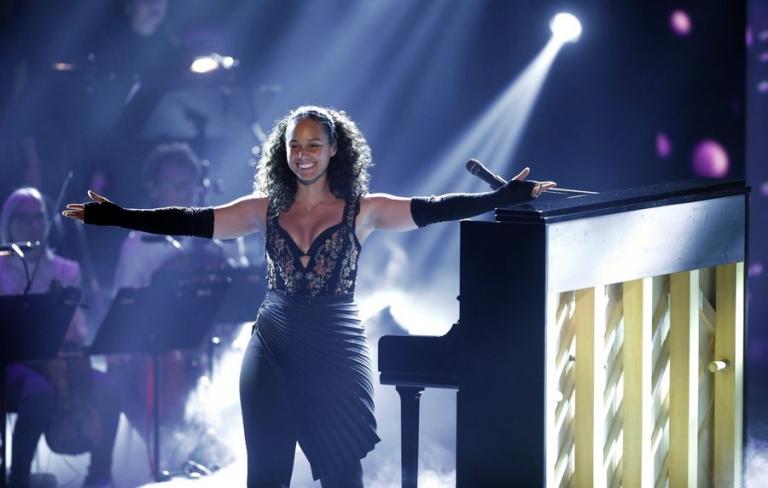 Η Alicia Keys για το μισθολογικό χάσμα στο «The Crown» – Επέκρινε τον πρόεδρο των Grammy