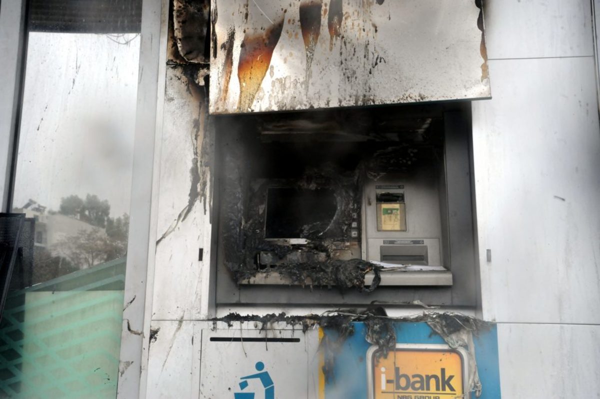 Εμπρησμοί τα ξημερώματα – Έκαψαν τρία ATM στο Περιστέρι