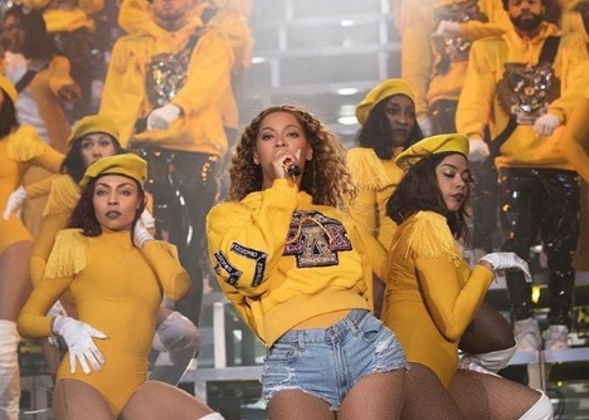 Η Beyonce ξεσήκωσε την Coechella! Ανέβηκε στη σκηνή ντυμένη Κλεοπάτρα [pics,vid]