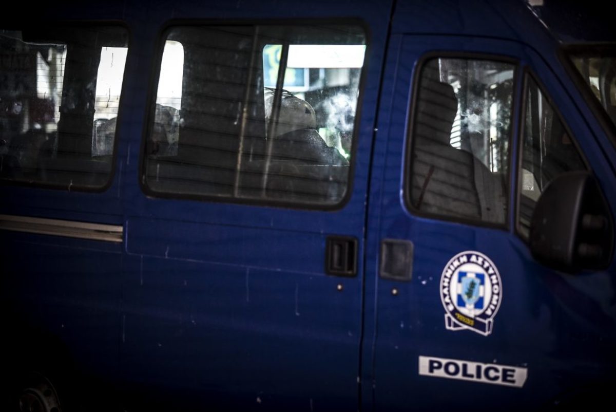 Βανάκι εμβόλισε όχημα της αστυνομίας κατά τη διάρκεια καταδίωξης