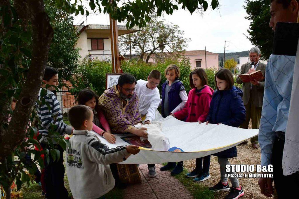 Ναύπλιο: Μικρά παιδιά έκαναν την Αποκαθήλωση [pics, vid]