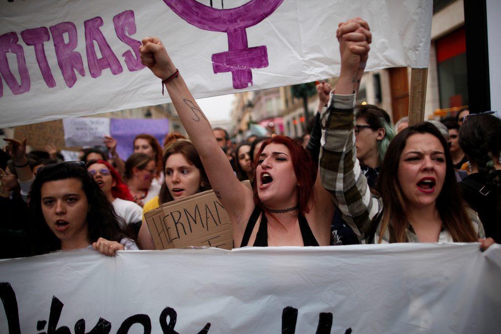 Ισπανία: Φουντώνει το «ποτάμι της οργής» για την απαλλαγή των βιαστών της έφηβης