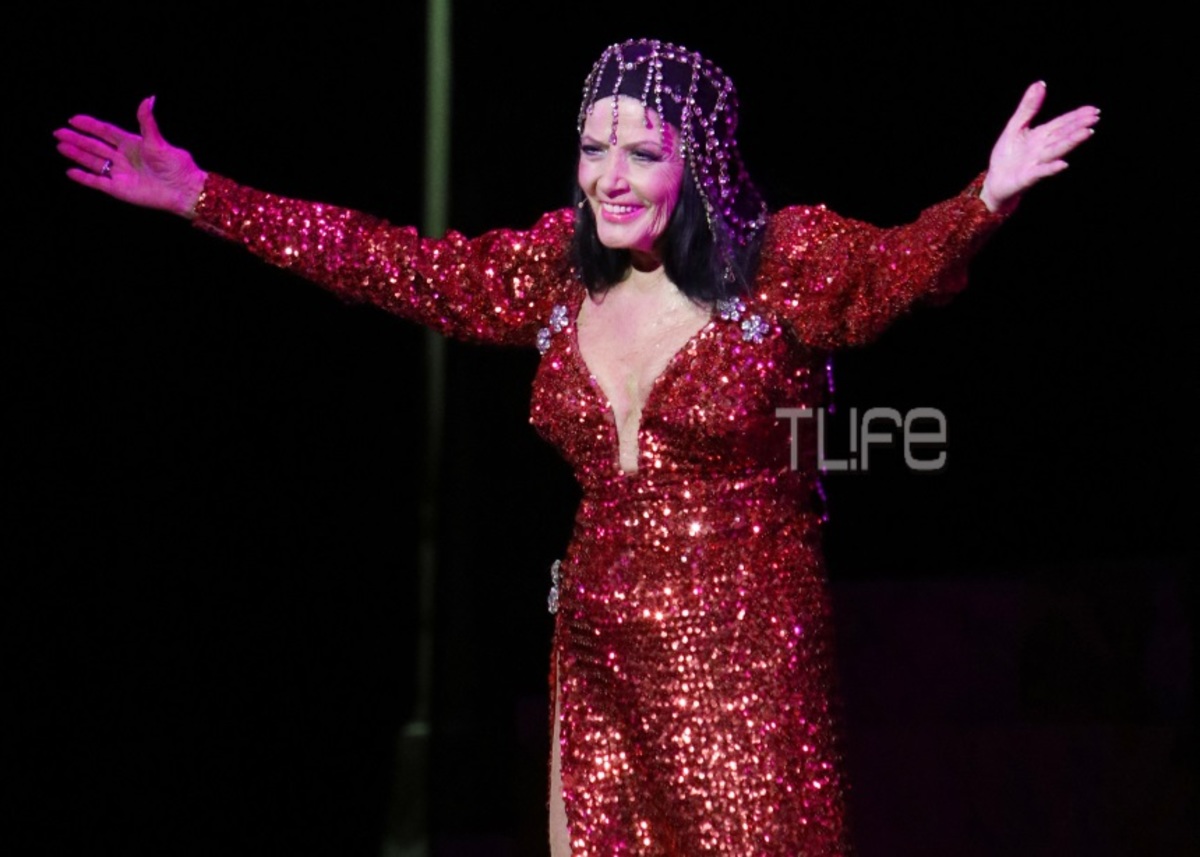 Η Ζωζώ Σαπουντζάκη δεν έχει ηλικία! Φωτογραφίες από την πρεμιέρα της