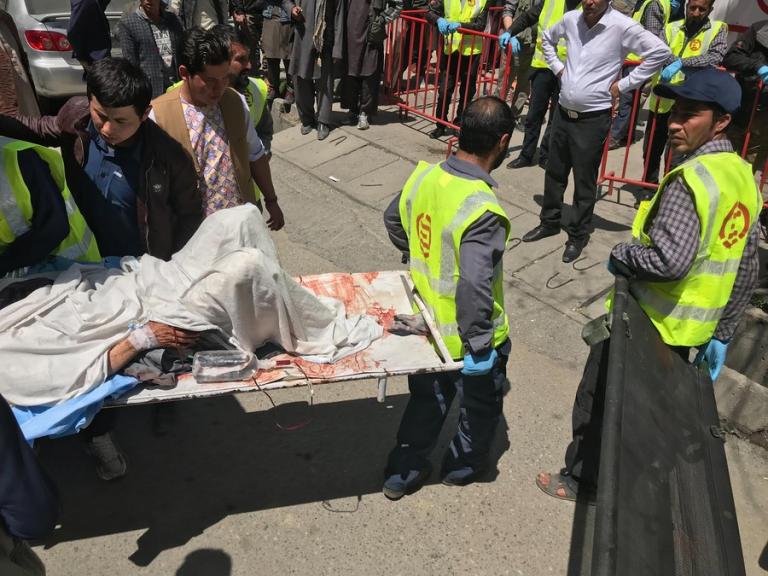 Αφγανιστάν: Στους 52 οι νεκροί από την επίθεση “καμικάζι” στην Καμπούλ – Αίμα και πανικός παντού [pics]