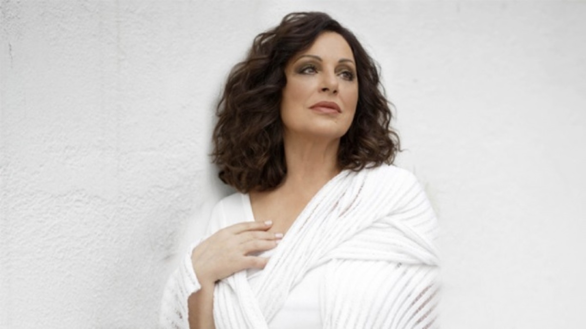 Γνωστή τραγουδίστρια ξεκαθαρίζει τις φήμες που τη θέλουν ανιψιά ή ακόμα και κόρη της Χαρούλας Αλεξίου!