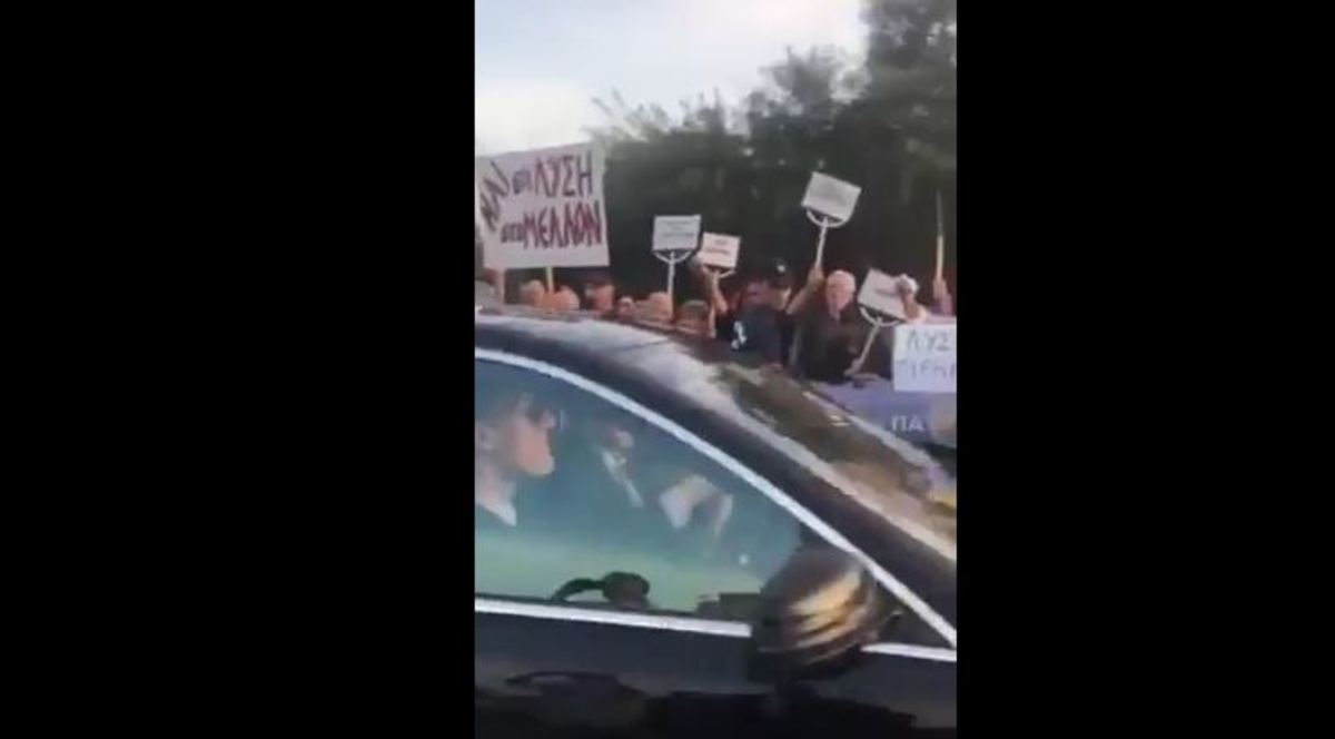 Κυπριακό: Με… σφυρίχτρες και πανό υποδέχτηκαν Αναστασιάδη – Ακιντζί [vid]