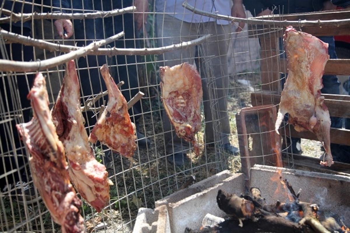 Αντικριστά και σούβλες σε κάθε γειτονιά της Κρήτης [pics]
