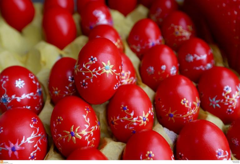 Πασχαλινά έθιμα: Γιατί τσουγκρίζουμε τα αυγά και τα βάφουμε κόκκινα