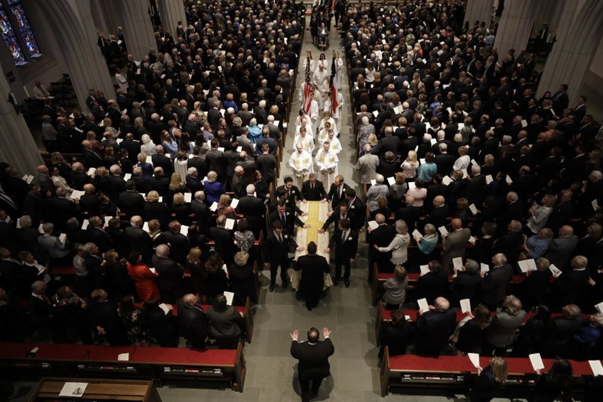 ΗΠΑ: Πλήθος κόσμου στην κηδεία της Μπάρμπαρα Μπους [pics]