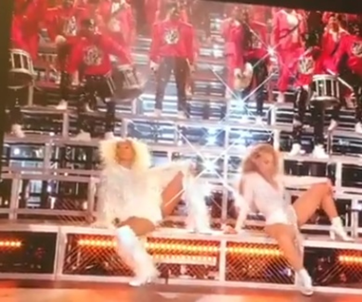 Η απίστευτη τούμπα της Beyonce με την αδελφή της στη σκηνή της Coachella! video