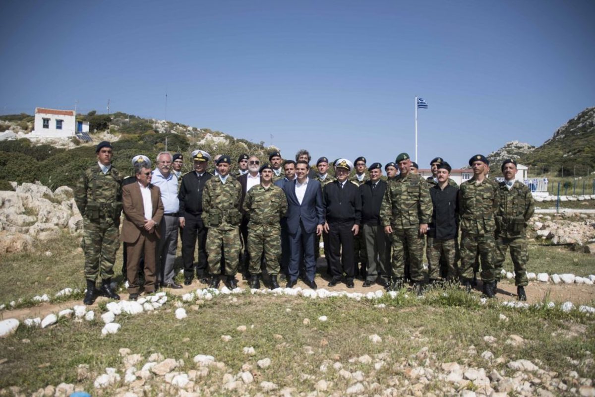 Υπόκλιση Τσίπρα στο μνημείο της Κυράς της Ρω