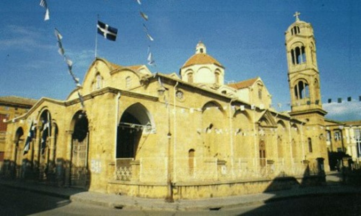 Στιγμές τρόμου για πιστούς τη Μ. Τετάρτη στην Εκκλησία Φανερωμένης  – Αλλοδαποί εισέβαλαν απειλώντας με σκεπάρνια!