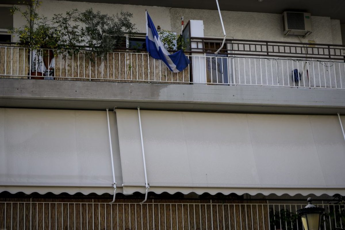 Γιώργος Μπαλταδώρος: Η γαλανόλευκη στο μπαλκόνι του σπιτιού του
