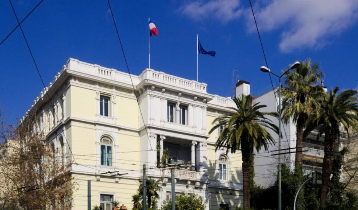 Επίθεση με μπογιές από τον Ρουβίκωνα στην Γαλλική πρεσβεία  – Μία προσαγωγή