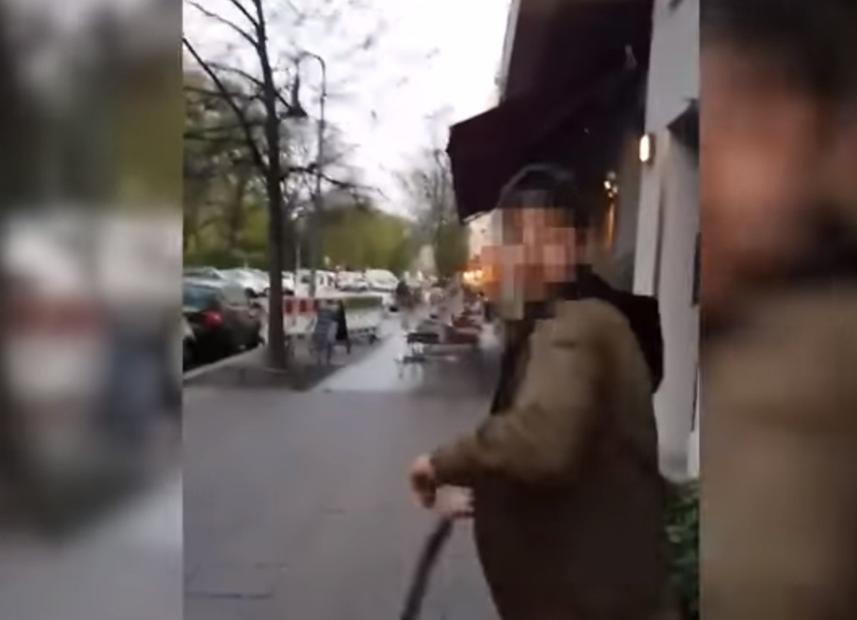 Σοκαριστικό βίντεο με ρατσιστική επίθεση σε Εβραίο – Βγάζει την ζώνη του και τον μαστιγώνει!