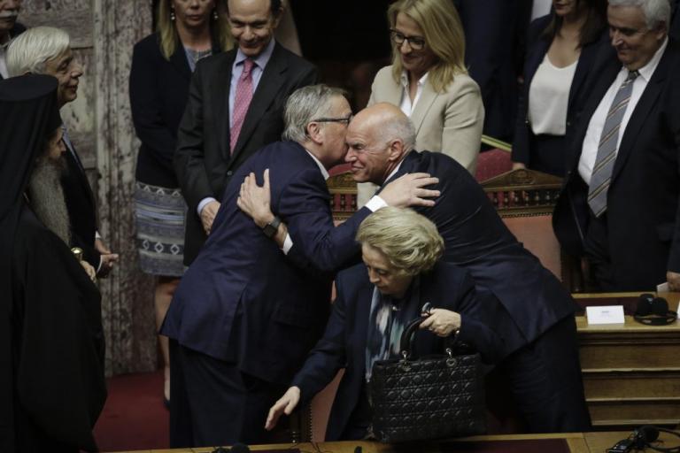 Με look «Ντένις ο Τρομερός» ο Γιούνκερ στη Βουλή – Οι αγκαλιές με παλιούς φίλους [pics]