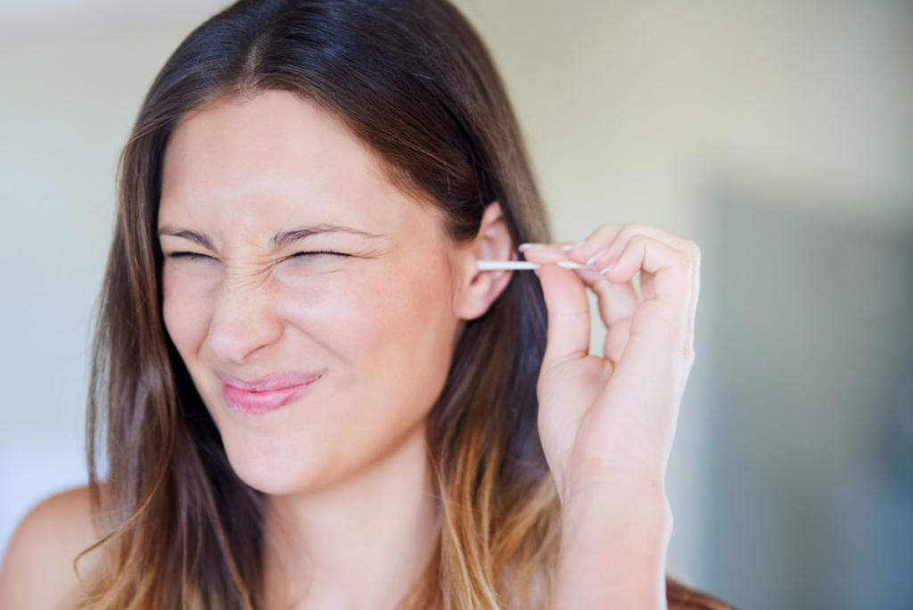 Καθαρισμός αυτιών: Πώς γίνεται σωστά – Ποια σημάδια δείχνουν πρόβλημα