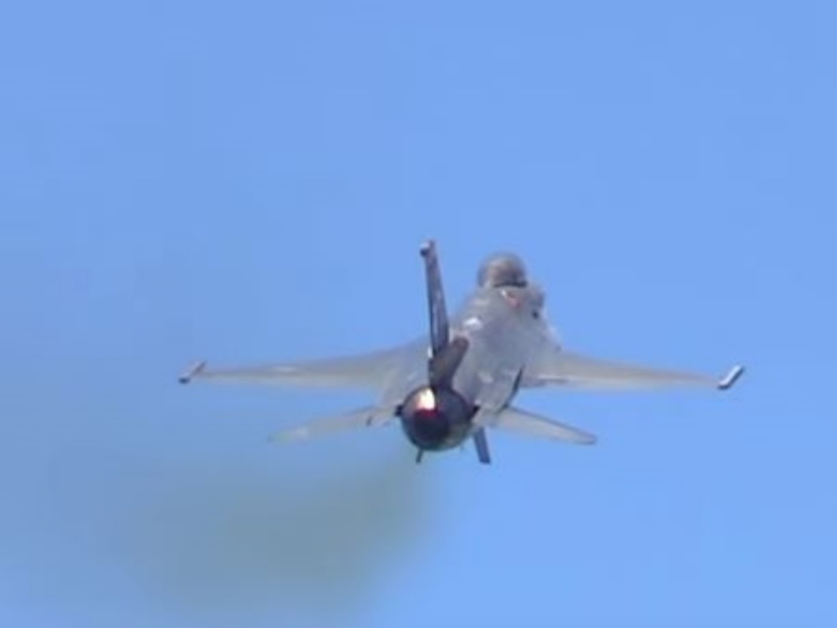 Η “ιπτάμενη οχιά” σε ένα απίστευτο σόου πάνω από την παραλία του Μαΐάμι! [vid]