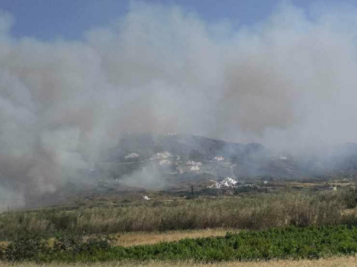 Μεγάλη φωτιά στην Πλάκα Νάξου [pics, vid]