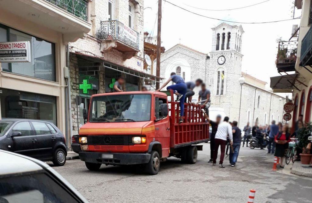 Μεσολόγγι: Τσακώθηκαν οι τσιγγάνοι και έκαναν γυαλιά καρφιά την πόλη [vid]