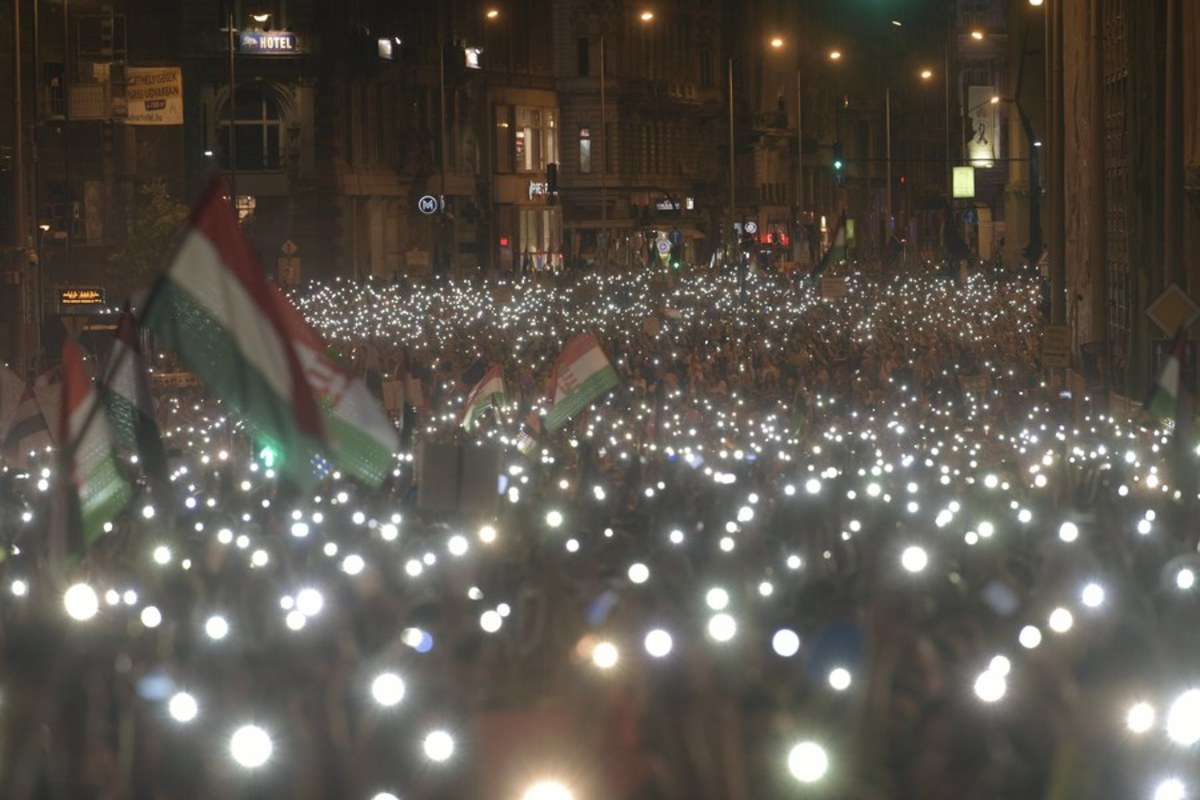 Ουγγαρία: Μαζικές διαδηλώσεις ενάντια στον έλεγχο των ΜΜΕ από την κυβέρνηση [pics]