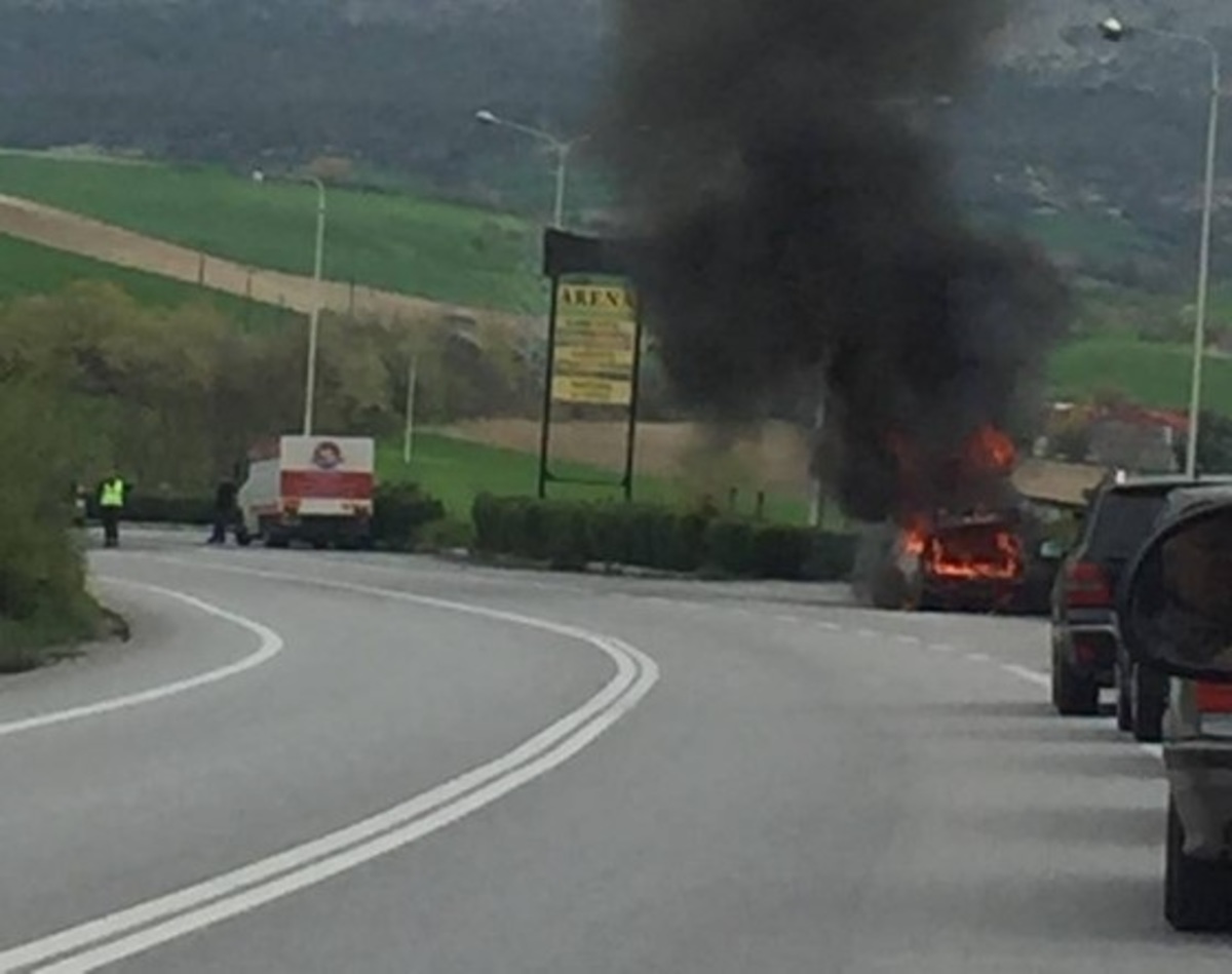 Aυτοκίνητο “λαμπάδιασε” στο δρόμο Κοζάνης – Σερβίων [vid]