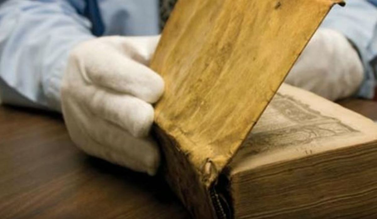 Αρχαίο βιβλίο δεμένο με ανθρώπινο δέρμα