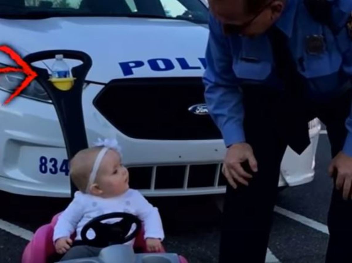 Αστυνομικοί σταμάτησαν 8 μηνών μωράκι – Την γλίτωσε με μία απλή προειδοποίηση!