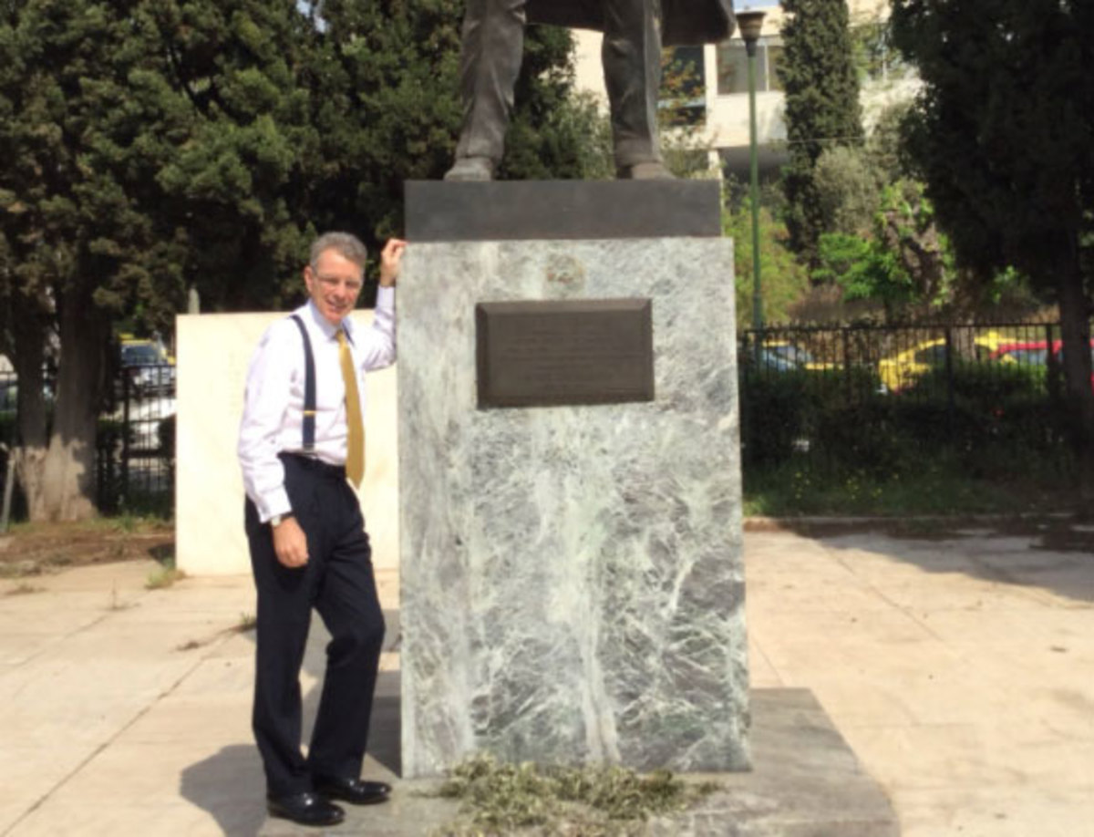 Πόζαρε στο άγαλμα του Τρούμαν ο αμερικανός πρέσβης [pics]