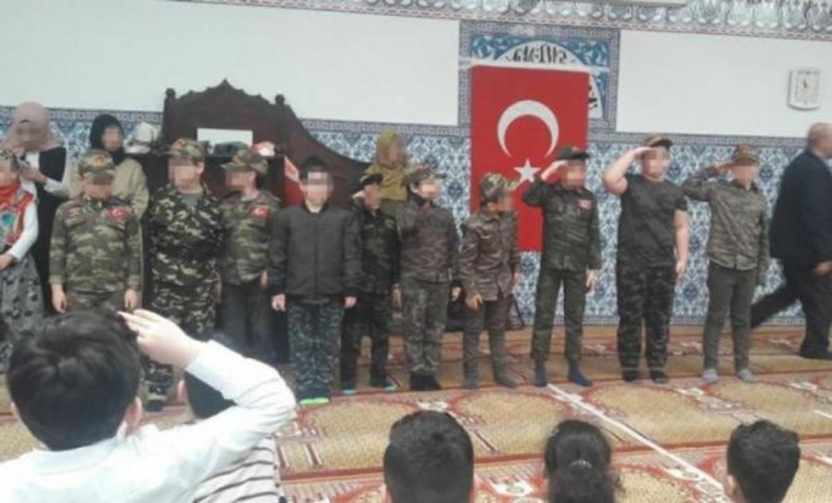 Nέο εθνικιστικό σόου με παιδιά – “στρατιώτες” του Ερντογάν