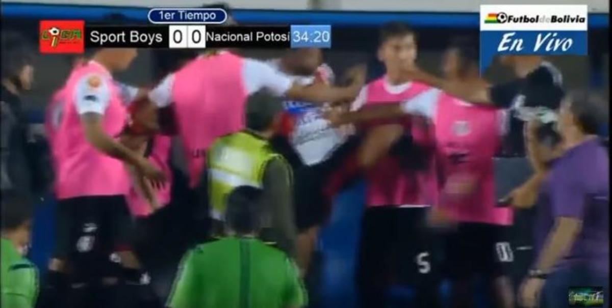 Προπονητής κάνει αλλαγή τον παίκτη του κι αυτός ξεσπά πάνω του με βρισιές και κλωτσιές! [vid]