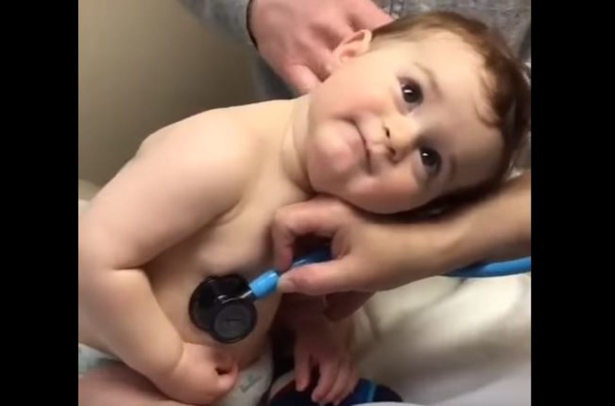 Μπέμπης ακουμπά το κεφάλι του στο χέρι της νοσοκόμας – Το χαριτωμένο βίντεο της ημέρας!