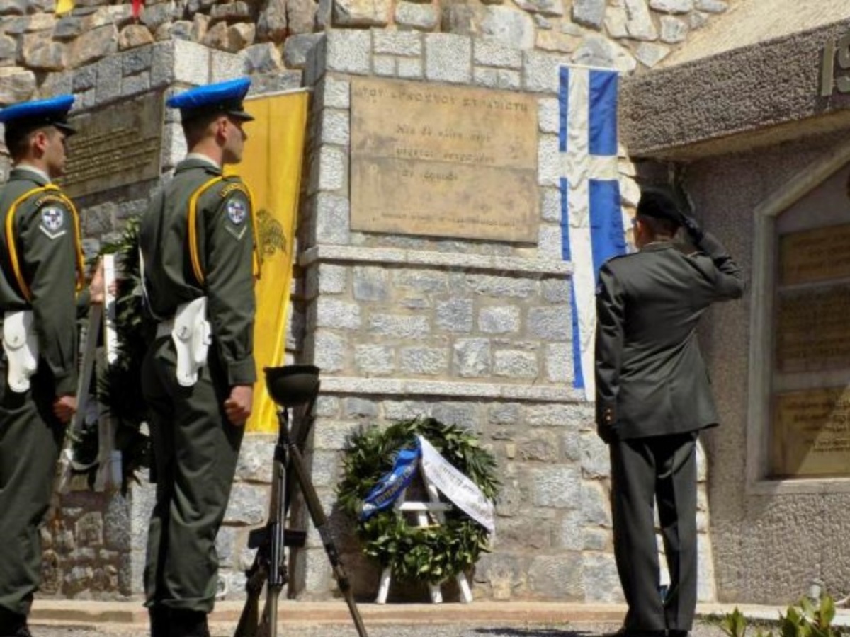 Α/ΓΕΣ: Ανατριχιαστικός φόρος τιμής στο μνημείο πεσόντων Αρκάδων