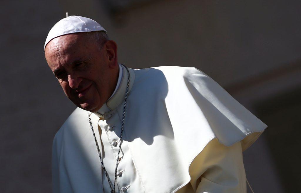 Ο Πάπας γιορτάζει και κερνάει παγωτά τους φτωχούς
