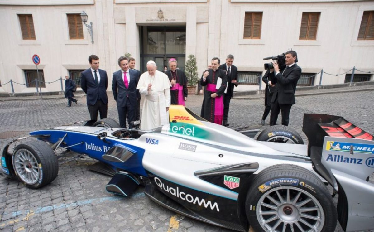 O Πάπας ευλόγησε ηλεκτροκίνητη Formula E!