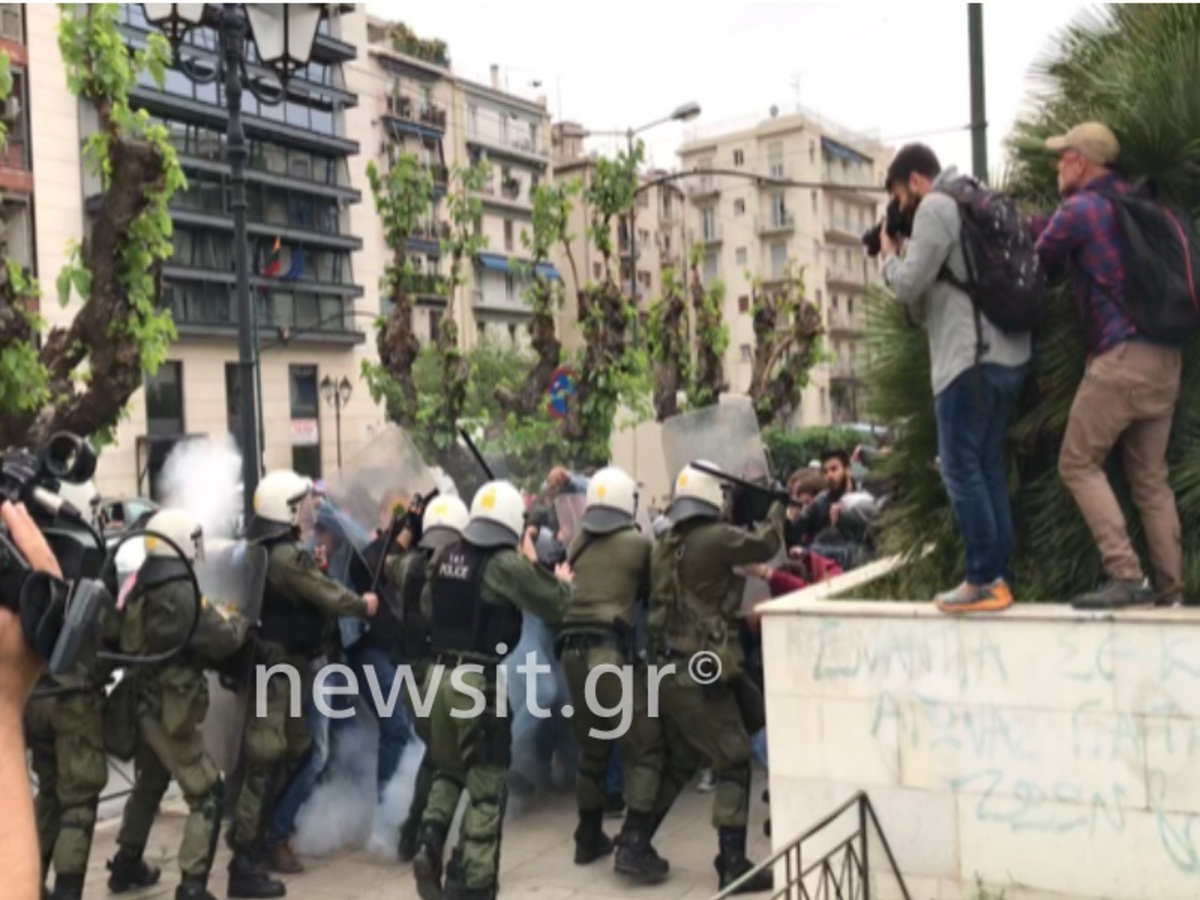 Επεισόδια στο άγαλμα του Τρούμαν – Άγριες συγκρούσεις διαδηλωτών με την αστυνομία