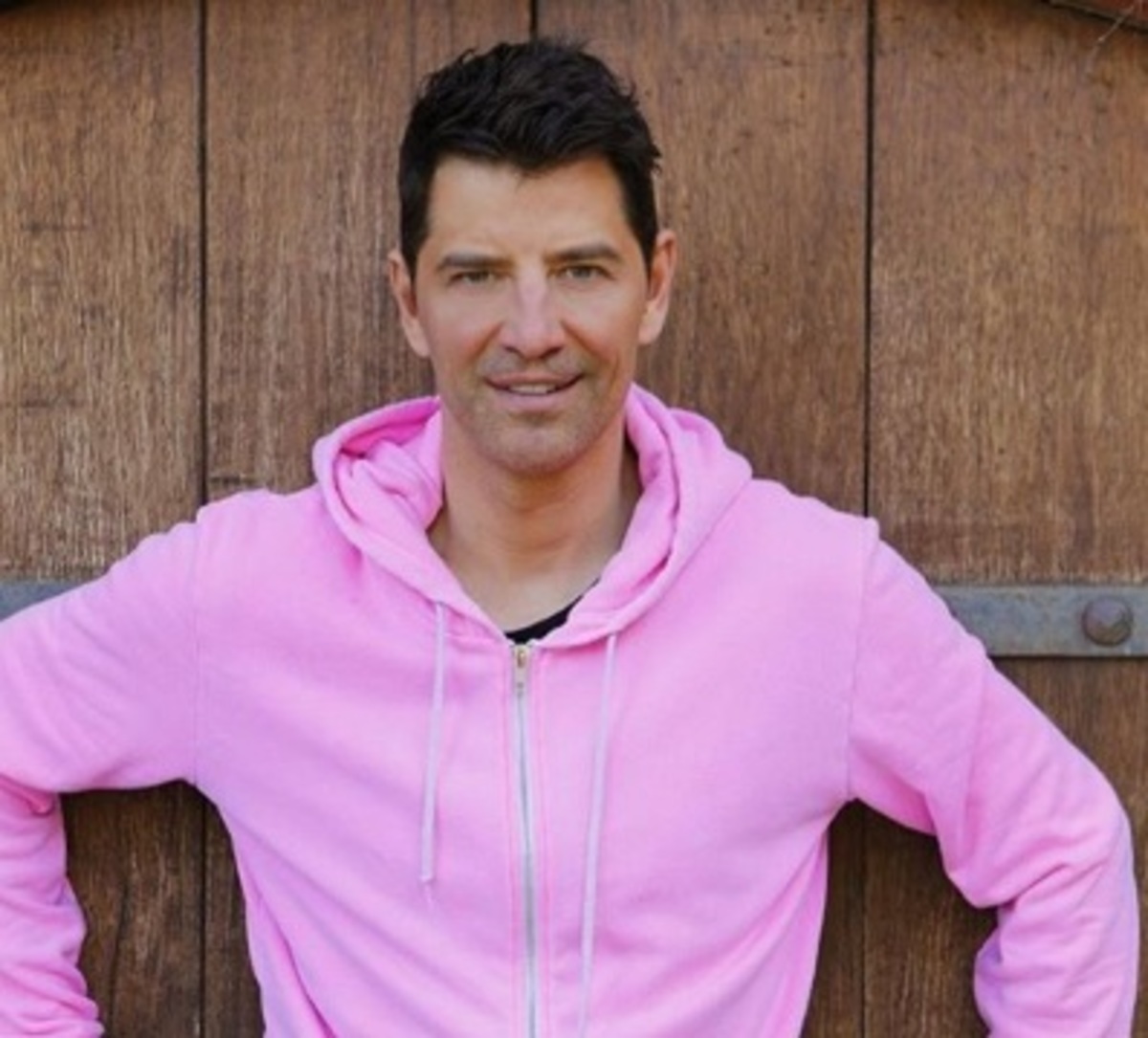 Σάκης Ρουβάς: Το υγιεινό πρωινό του στον κήπο του σπιτιού του, με την καλύτερη φίλη του! [pic]