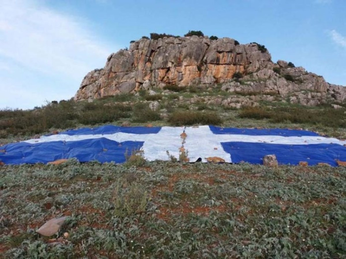 Φάρσαλα: Η ελληνική σημαία των 200 τετραγωνικών μέτρων – Η πρωτοβουλία των 40 νεαρών [pics]