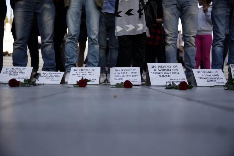 Συγκέντρωση διαμαρτυρίας στο Σύνταγμα για τους νεκρούς μετανάστες στο Αγαθονήσι [pics]