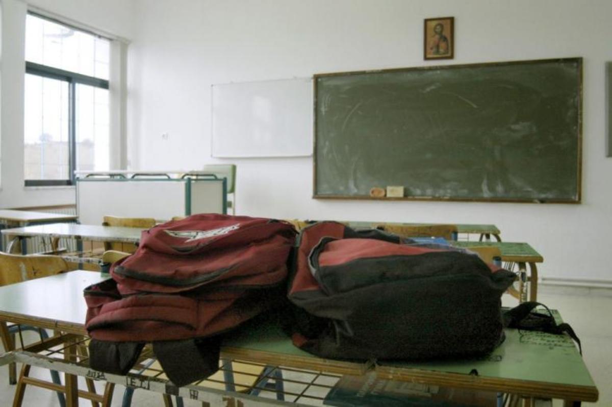 Κρήτη: Παιδί σφήνωσε στα κάγκελα σχολείου!