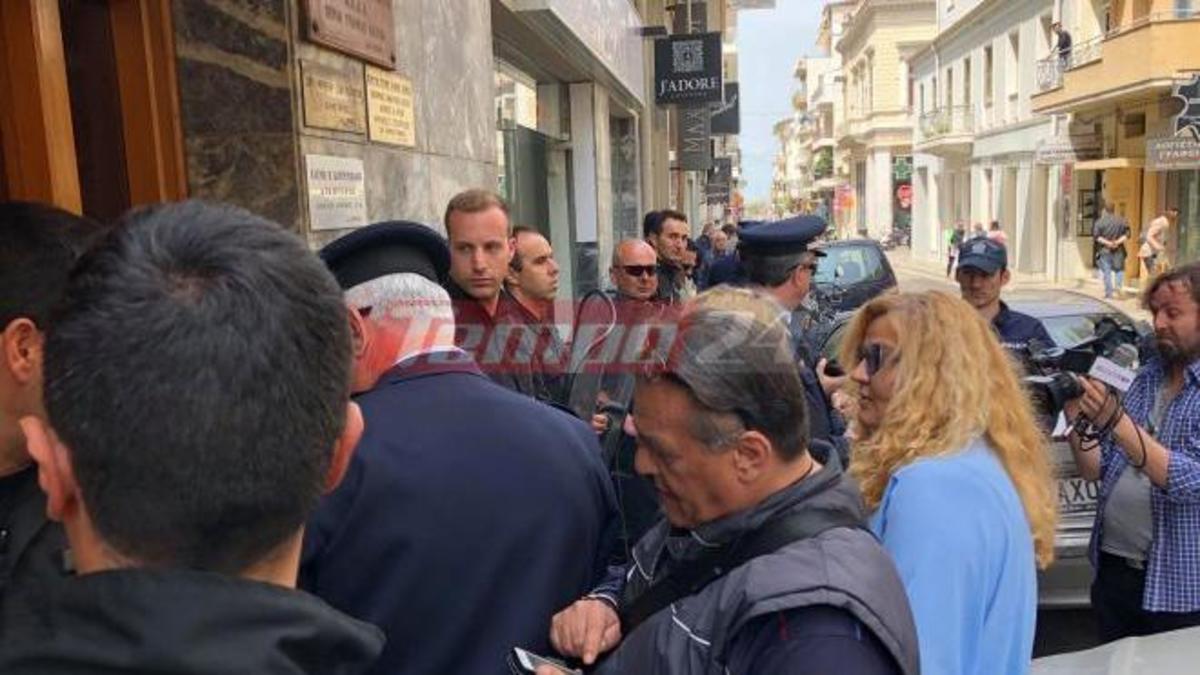 Πλειστηριασμοί: Ένταση έξω από συμβολαιογραφικό γραφείο στην Πάτρα [vid]