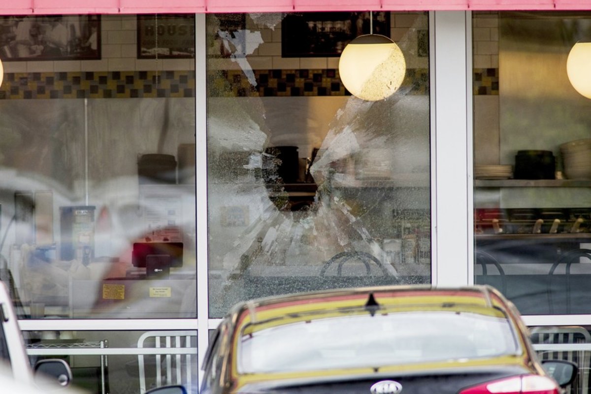 Συνελήφθη ο “γυμνός ένοπλος” που σκότωσε τέσσερις ανθρώπους σε εστιατόριο στο Τενεσί