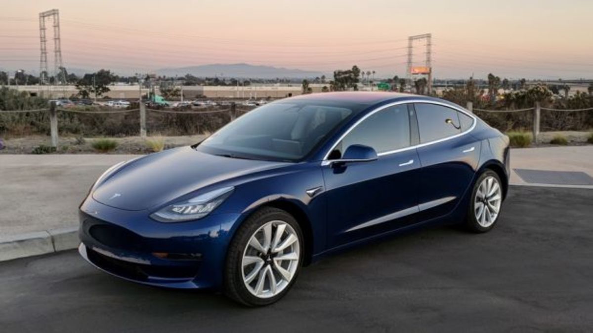 Με την αγορά ενός Roadster, η Tesla κάνει δώρο και Model 3!