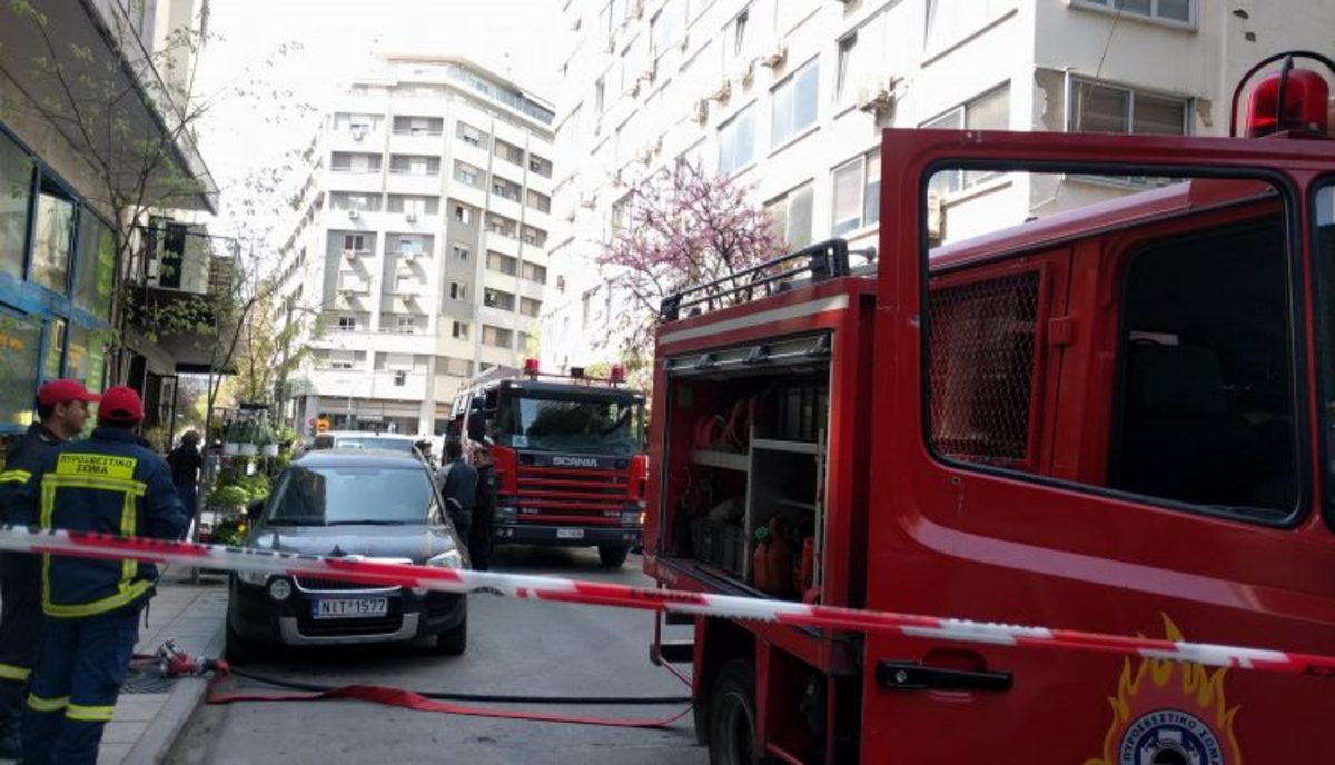 Θεσσαλονίκη: Άνδρας απειλεί να αυτοπυρποληθεί σε συμβολαιογραφείο [vid]