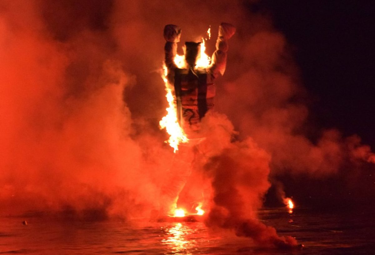 Εικόνες που “κόβουν την ανάσα”! Έκαψαν τον Ιούδα στη θάλασσα στο Τολό